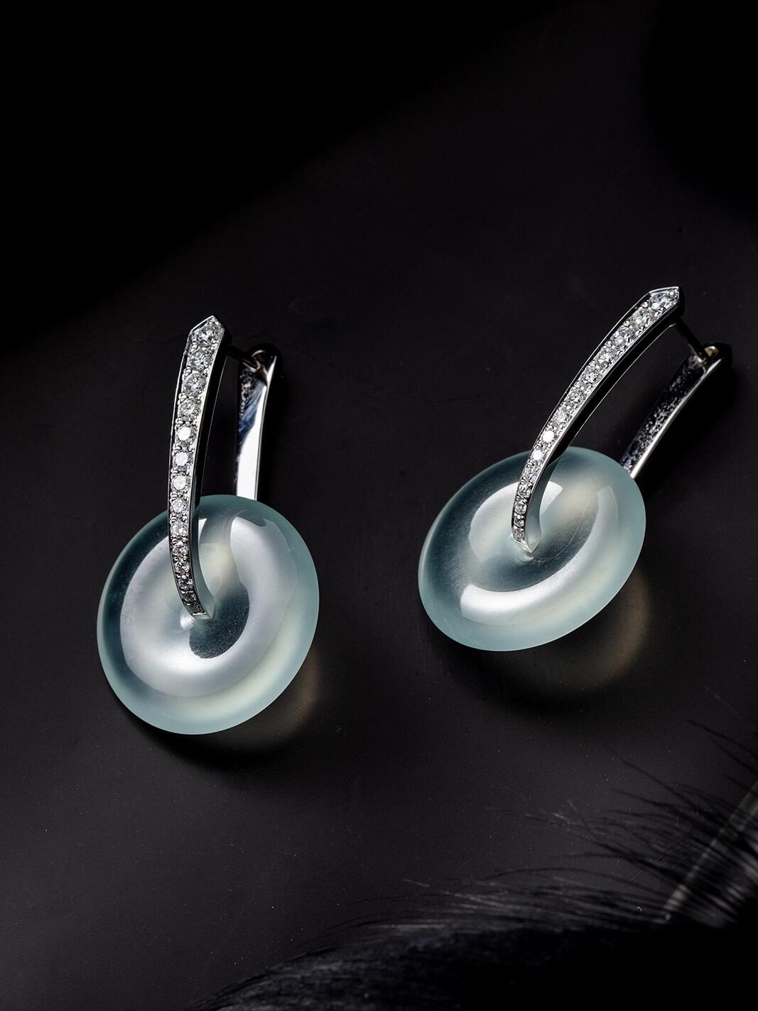 冰种翡翠耳环示意种质细腻透光 Icy jadeite earrings showing fine texture