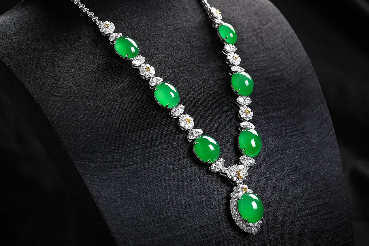 翡翠项链细节示意 Jadeite necklace detail
