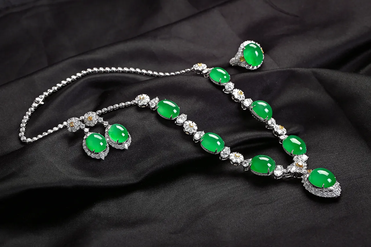 翡翠项链近景示意 Jadeite necklace close-up